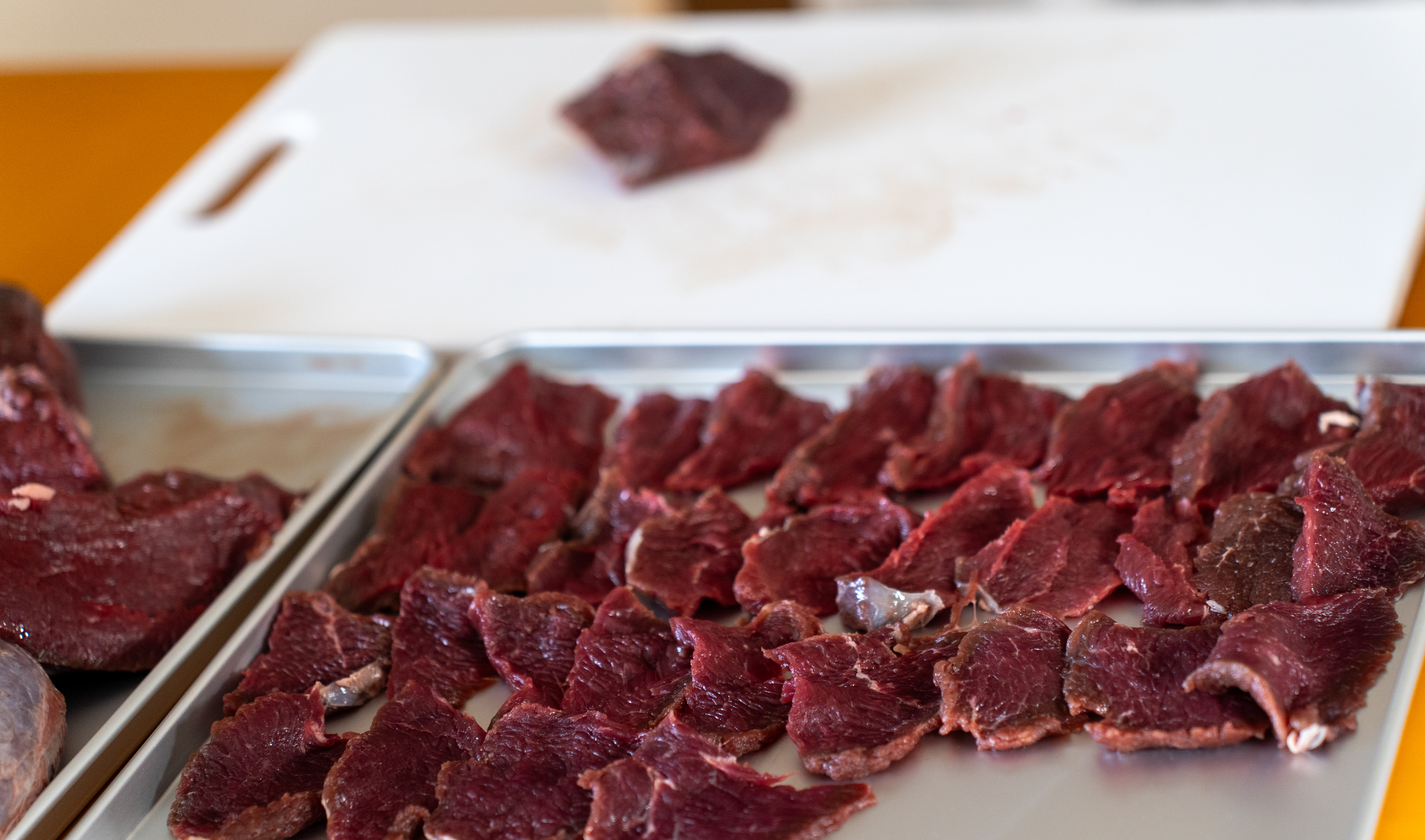 鹿肉を衛生的に扱う下処理の様子