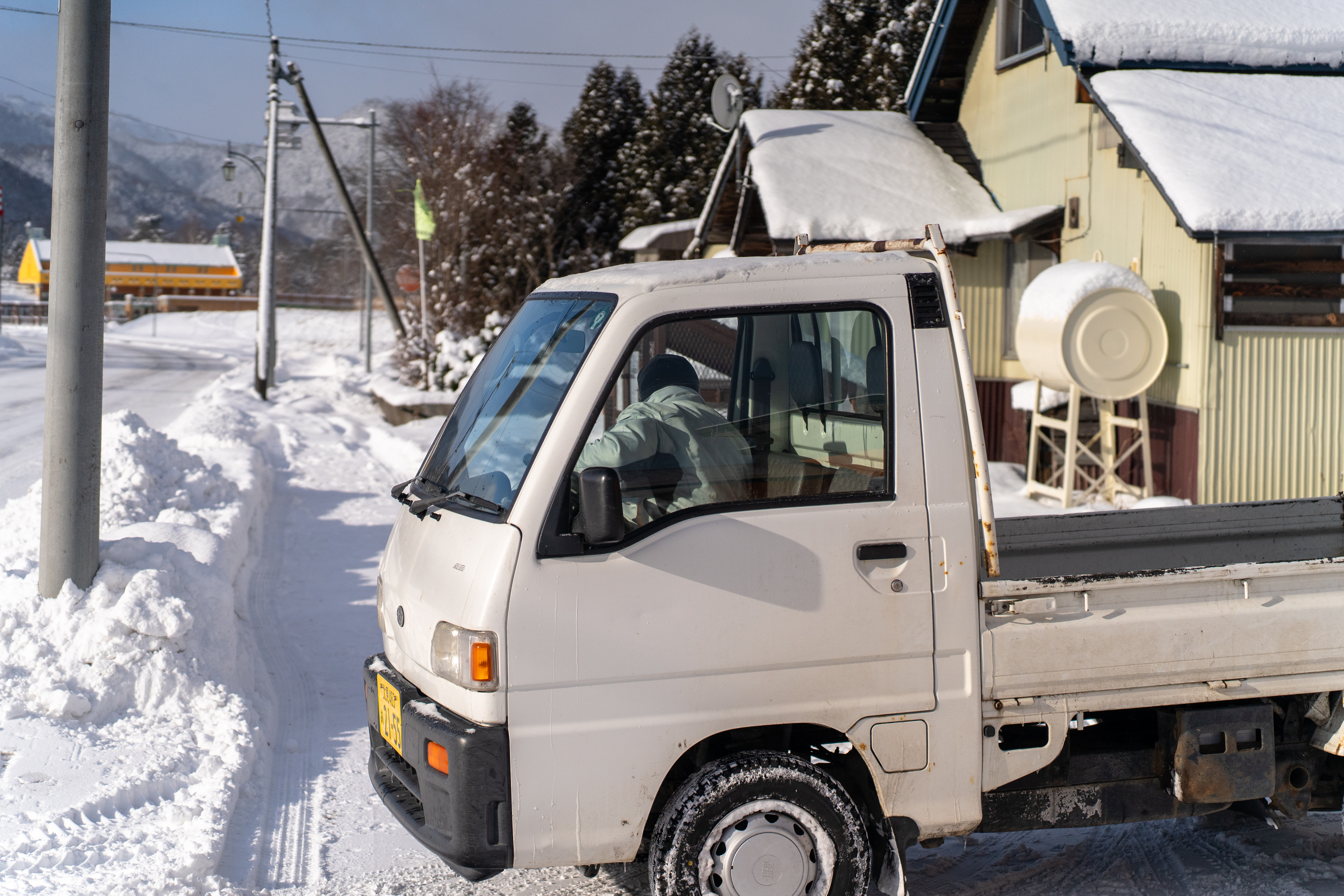 北海道の自然の中に立つ人物の風景