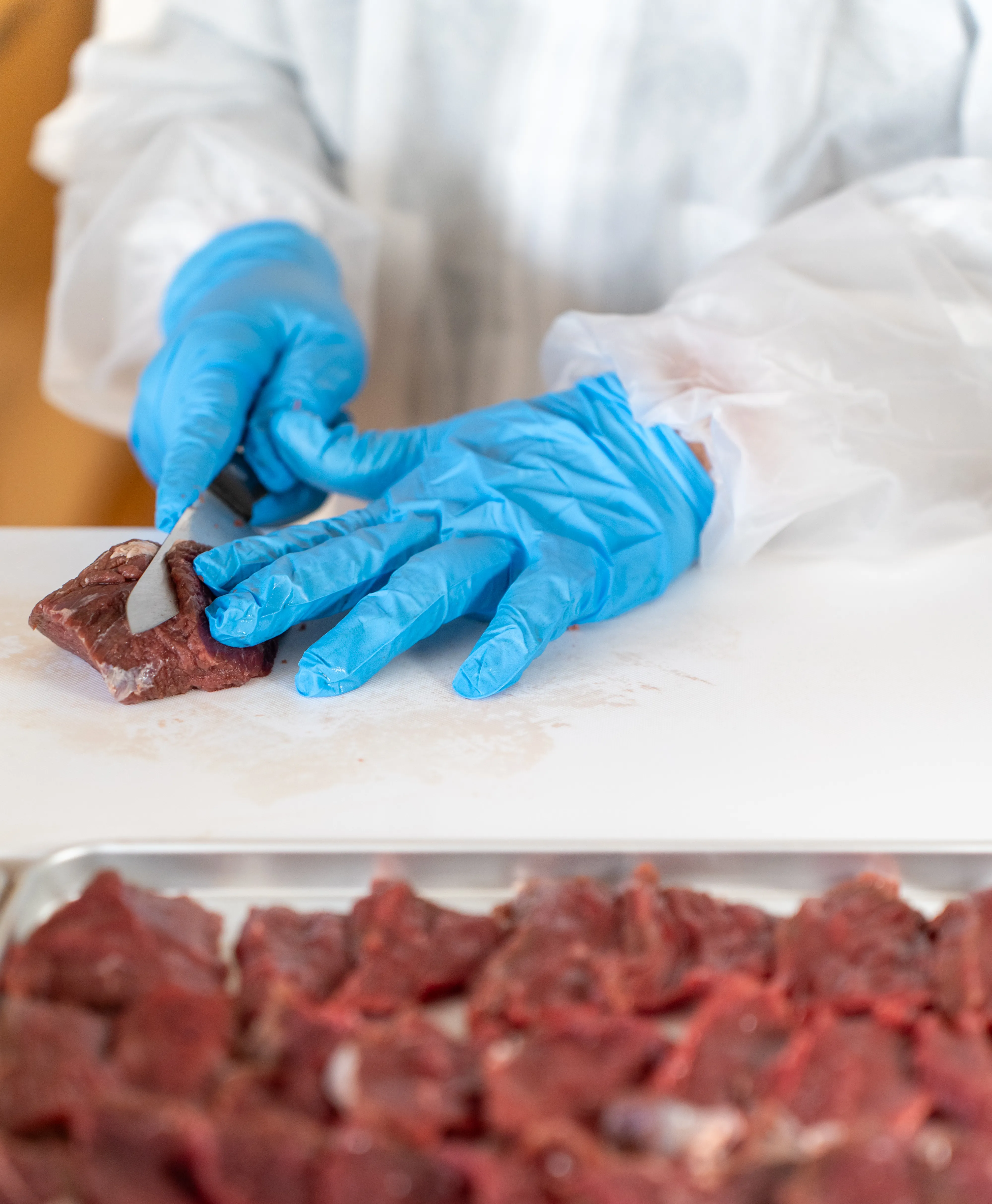 衛生管理された環境で鹿肉を加工している工程